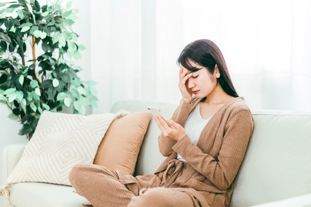 目を抑える女性